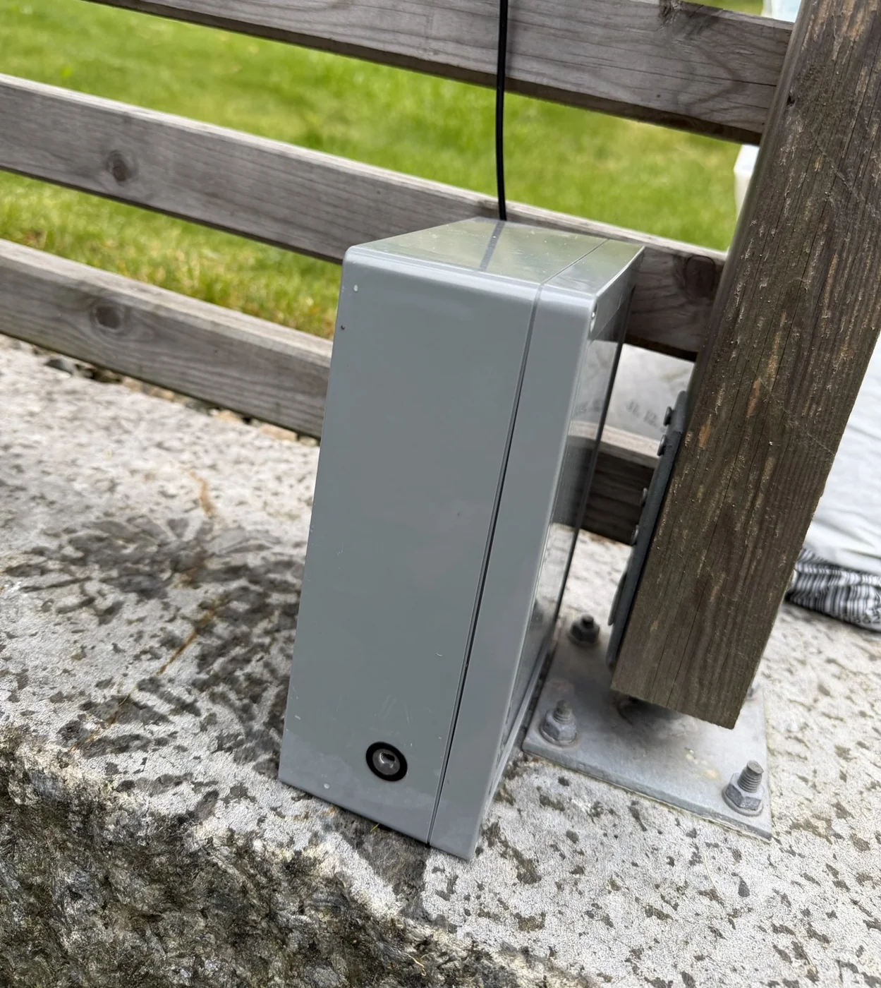 Boksen ute, på gjerdestolpen.